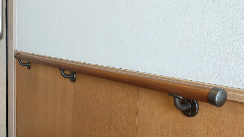 屋内の転倒予防の手すり