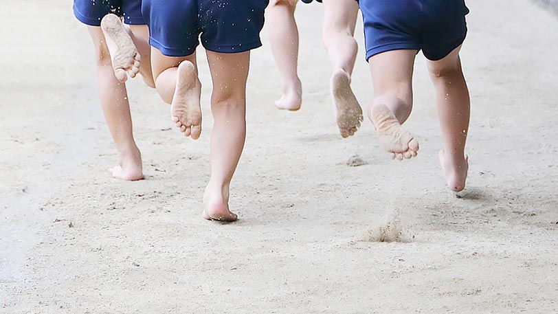 はだしでかける子供の写真